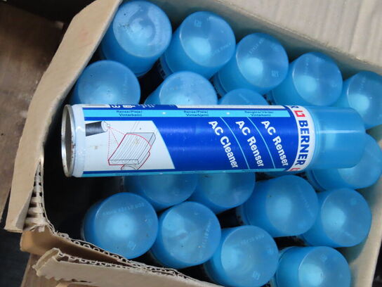 Palle med indhold af diverse handsker mv.