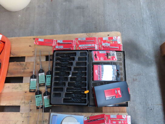 Diverse bor, batterier mv. MILWAUKEE