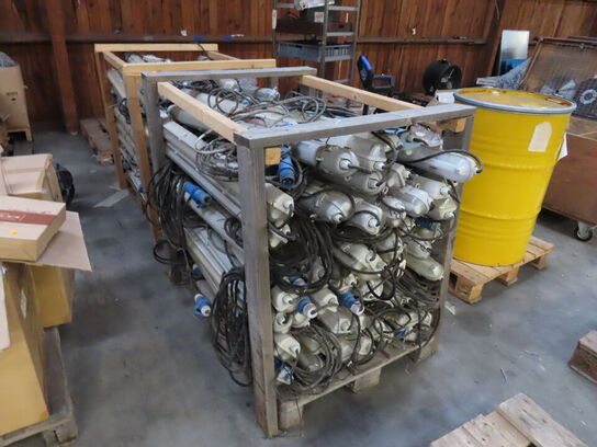 Palle med lysarmaturer med ledning og stik