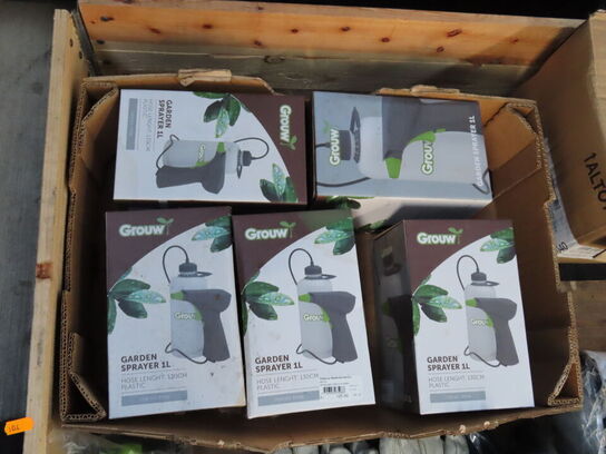 Palle med indhold af diverse handsker mv.