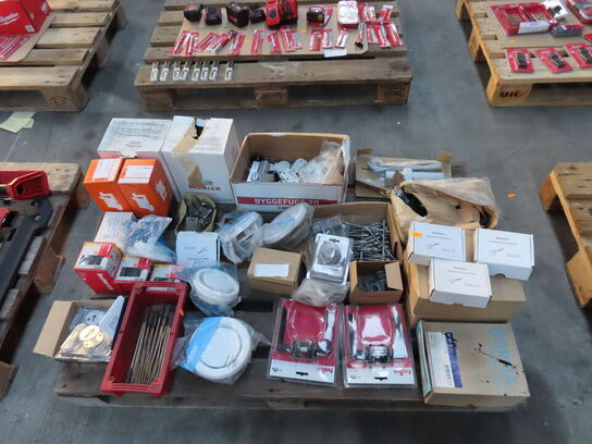 Palle med diverse håndtag, skruer mv.