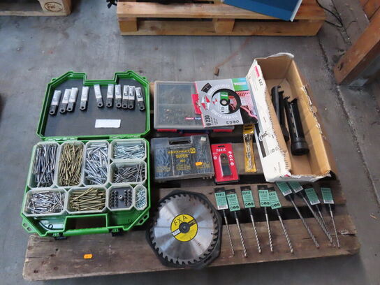 Palle med diverse skruer, bor mv.