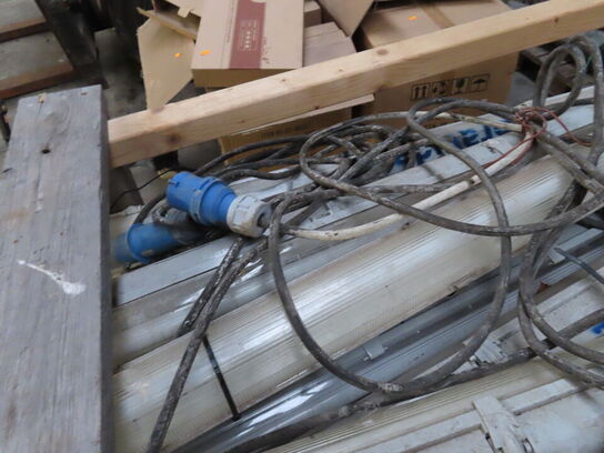 Palle med lysarmaturer med ledning og stik