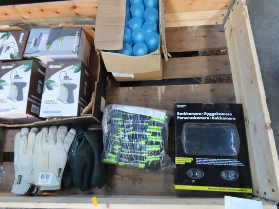 Palle med indhold af diverse handsker mv.