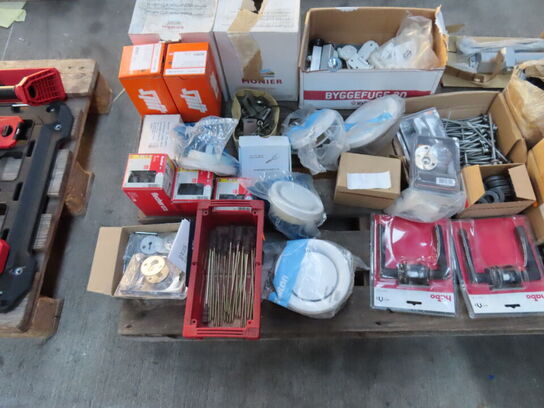 Palle med diverse håndtag, skruer mv.