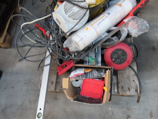 Palle med indhold af diverse søm, ledninger mv.