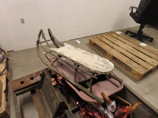 2 paller med diverse julepynt, reoler mv.