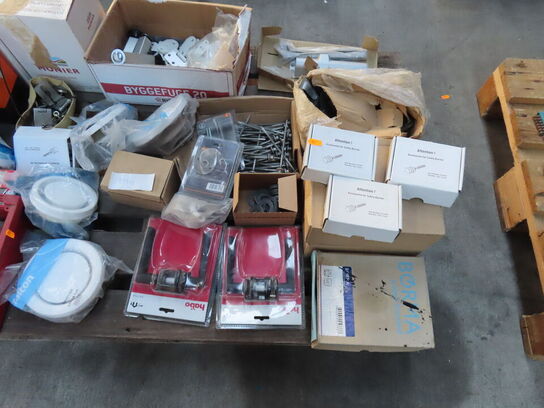 Palle med diverse håndtag, skruer mv.