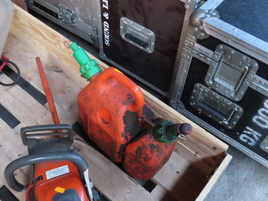 Palle med diverse lamper, kædesav mv.