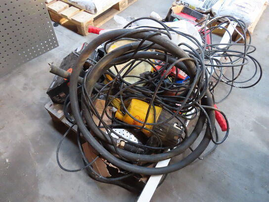 Palle med indhold af diverse søm, ledninger mv.