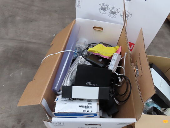 3 kasser med diverse kontorartikler