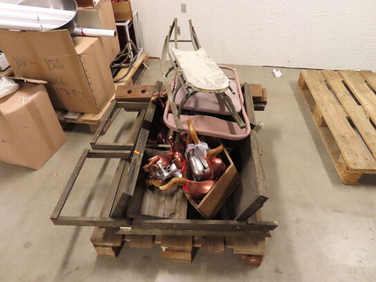 2 paller med diverse julepynt, reoler mv.