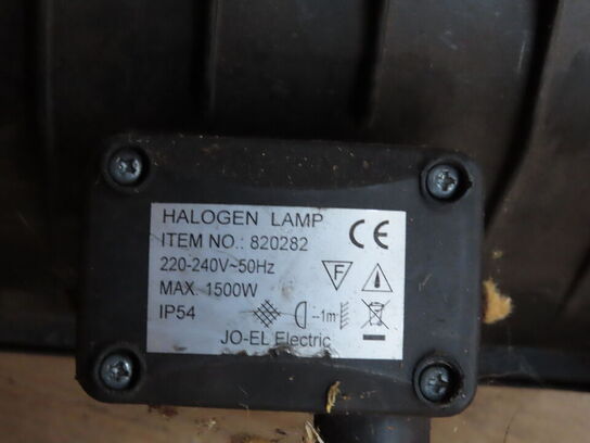 Palle med diverse lamper, kædesav mv.