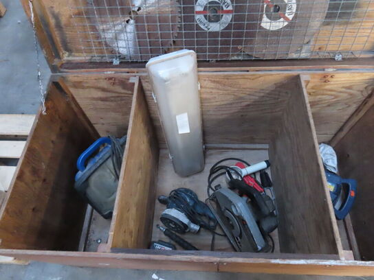 Kasse med indhold af diverse elværktøj mv.