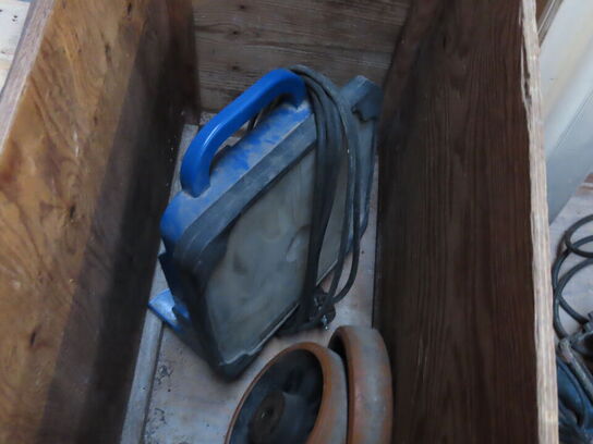 Kasse med indhold af diverse elværktøj mv.