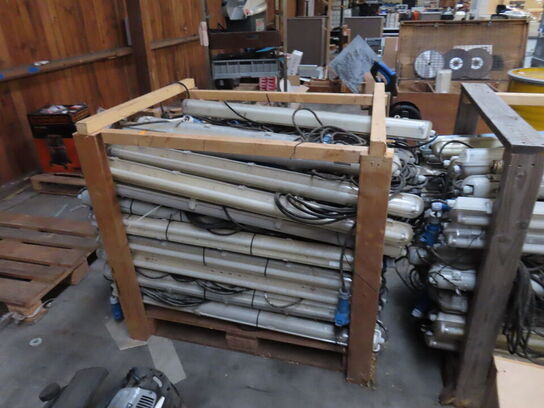 Palle med lysarmaturer med ledning og stik