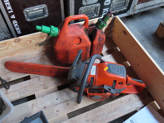 Palle med diverse lamper, kædesav mv.