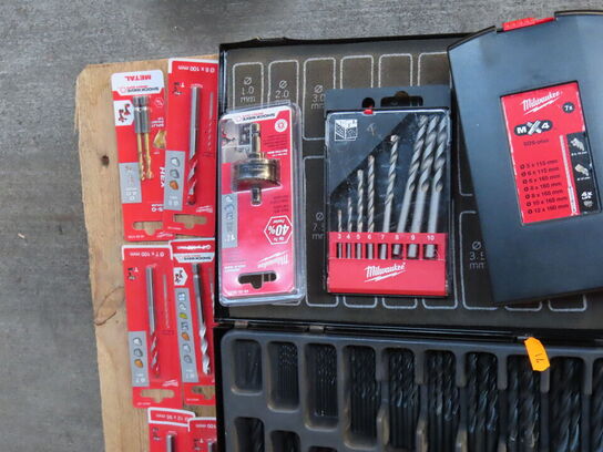 Diverse bor, batterier mv. MILWAUKEE