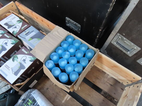 Palle med indhold af diverse handsker mv.