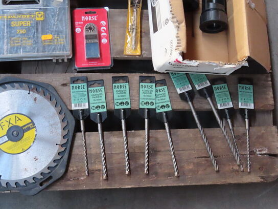 Palle med diverse skruer, bor mv.