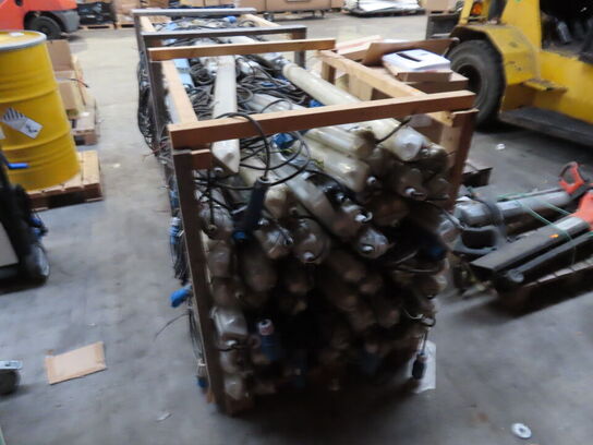 Palle med lysarmaturer med ledning og stik