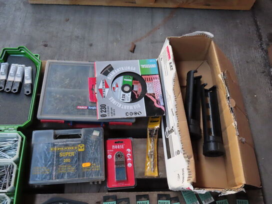 Palle med diverse skruer, bor mv.