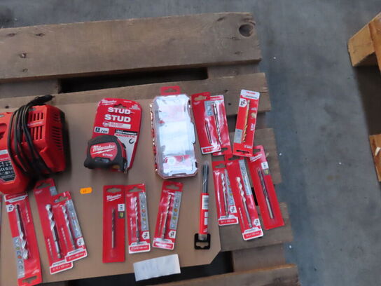 Diverse bor, batterier mv. MILWAUKEE