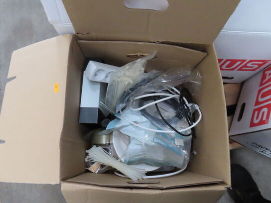 3 kasser med diverse kontorartikler