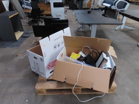 3 kasser med diverse kontorartikler