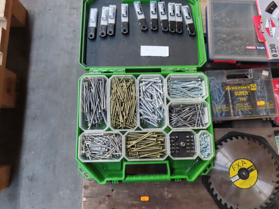 Palle med diverse skruer, bor mv.