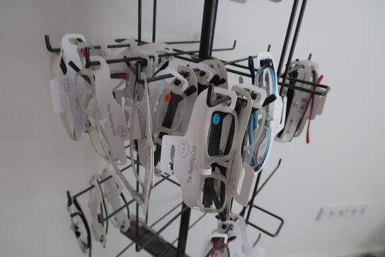 Stativ med stort parti briller 