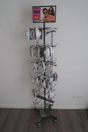 Stativ med stort parti briller 