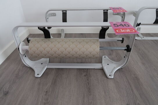 Gavepapirsdispenser med gavepapir