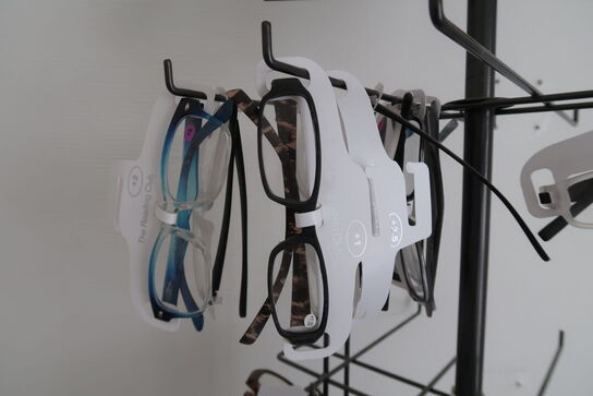 Stativ med stort parti briller 