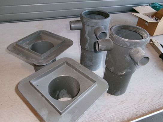 2 sæt afløb til kloak