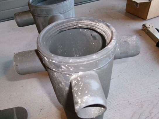 2 sæt afløb til kloak