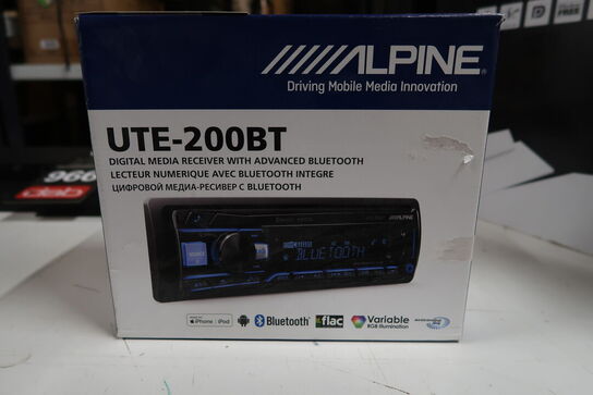 Alpine UTE-200BT tuner/ipod Bluetooth 2 line out