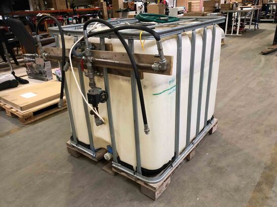 1000L Vandtank med rørsystem (MOMSFRI) 