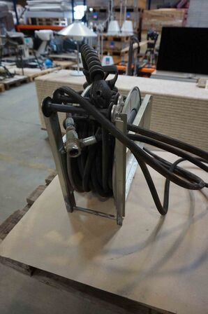 20M. Slange med væghængt opruller til damp/højtryksrenser (MOMSFRI) 