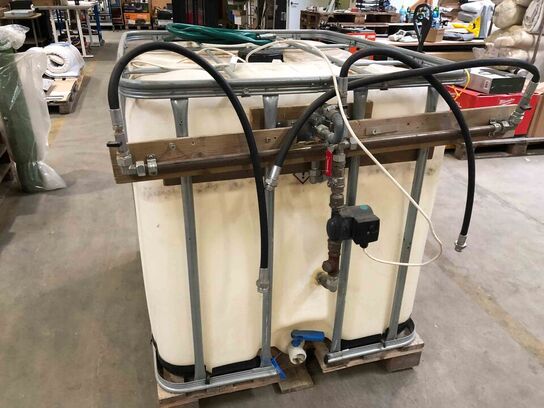 1000L Vandtank med rørsystem (MOMSFRI) 