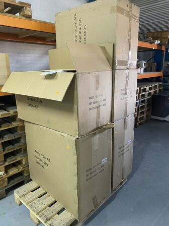 Akvarium med bord og pumpe