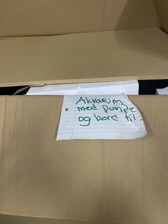 Akvarium med bord og pumpe