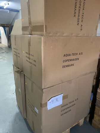 Akvarium med bord og pumpe