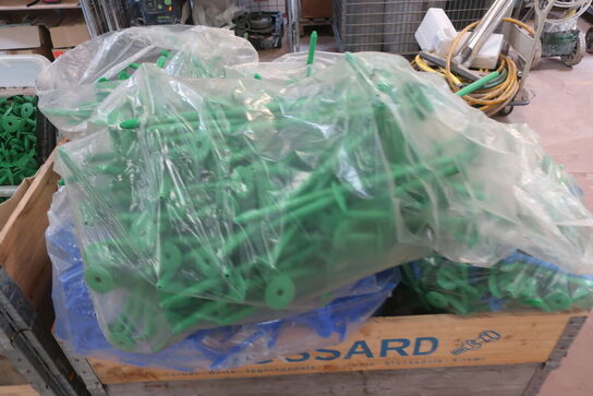 Indhold i 2 paller, taghætter, skruer, isoleringholder