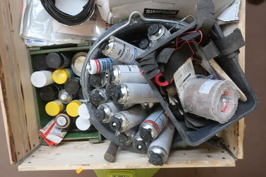 Indhold på palle, beslag, skum, sandpapir, tommekasser m.m.