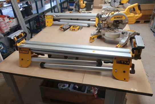 Kap-/geringssav DEWALT DWS777 -QS med arbejdsbord DE7033 -XJ