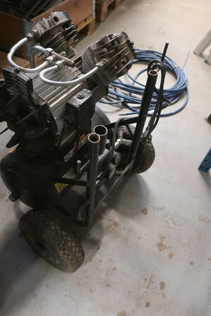 Kompressor TJEP 20/25-2 med slange 