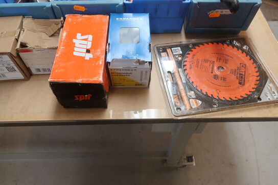 Værktøj, skruer, glasbånd m.m.