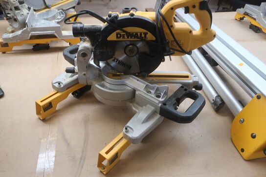 Kap-/geringssav DEWALT DWS773 -QS med arbejdsbord 