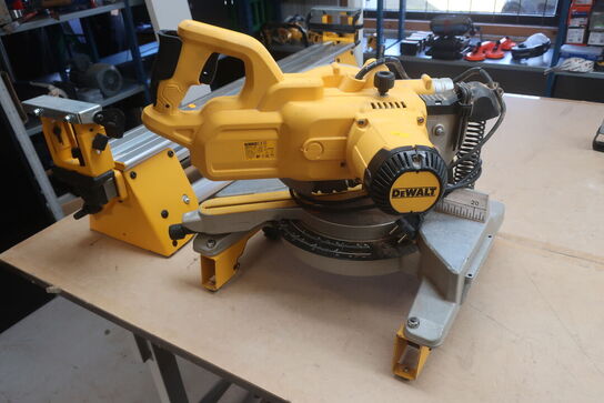Kap-/geringssav DEWALT DWS777 -QS med arbejdsbord DE7033 -XJ
